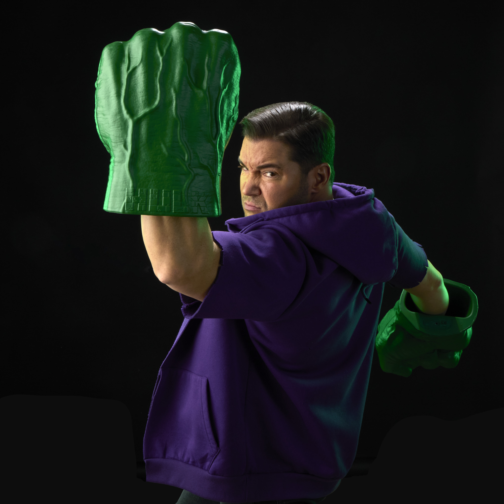 The Incredible Hulk Marvel Legends 1:1 Scale Electronic Hulk Hands Gallery Image 13