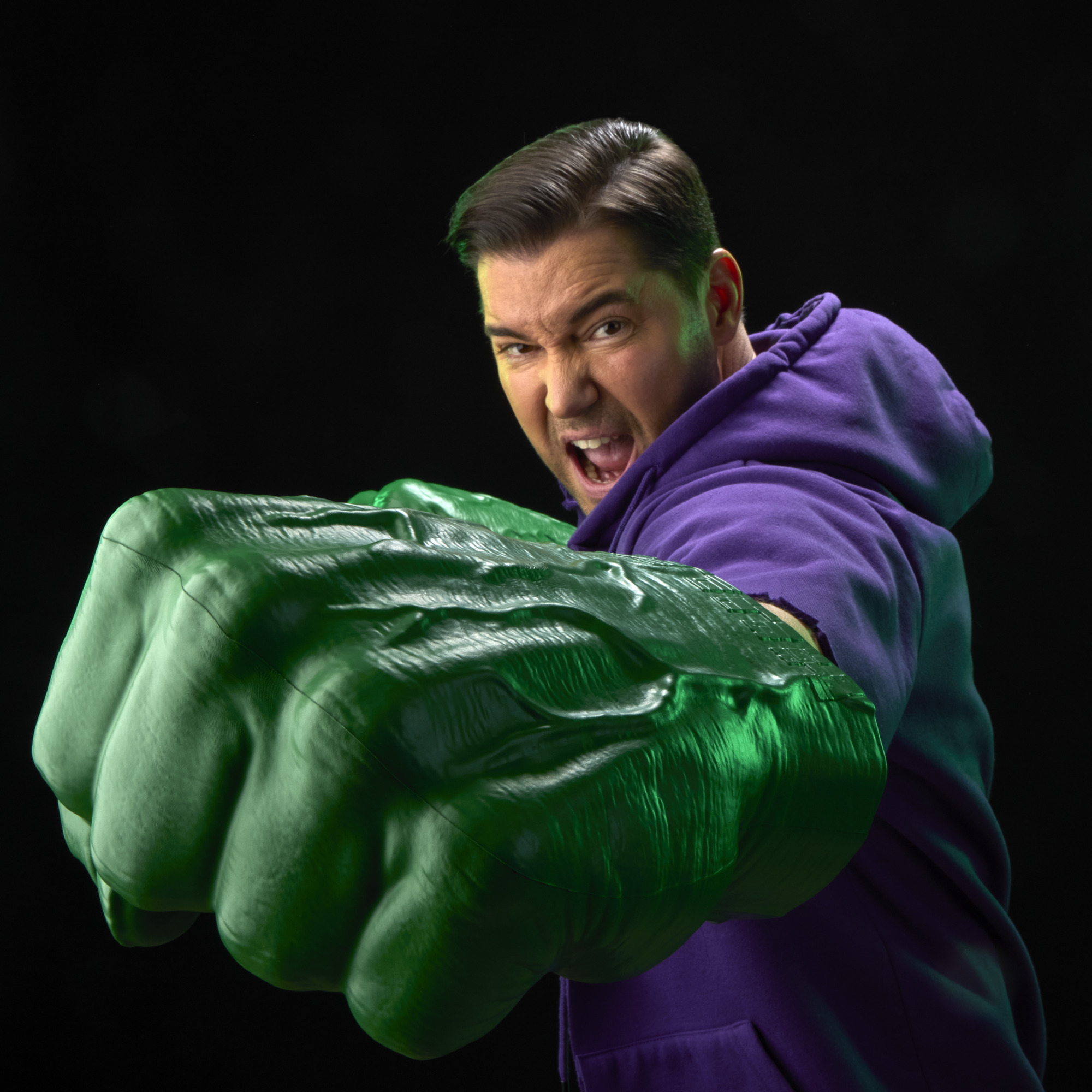 The Incredible Hulk Marvel Legends 1:1 Scale Electronic Hulk Hands Gallery Image 5