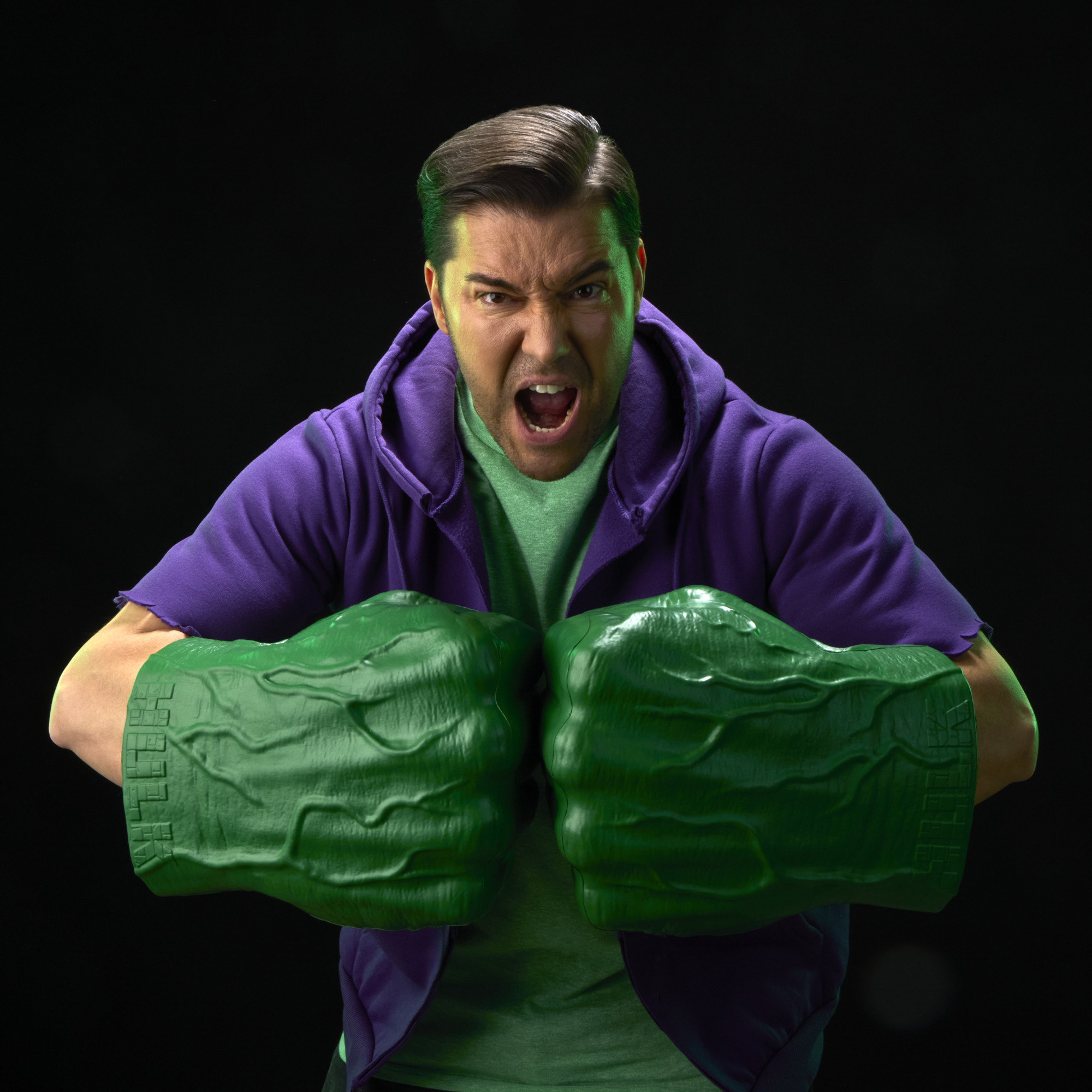 The Incredible Hulk Marvel Legends 1:1 Scale Electronic Hulk Hands Gallery Image 4