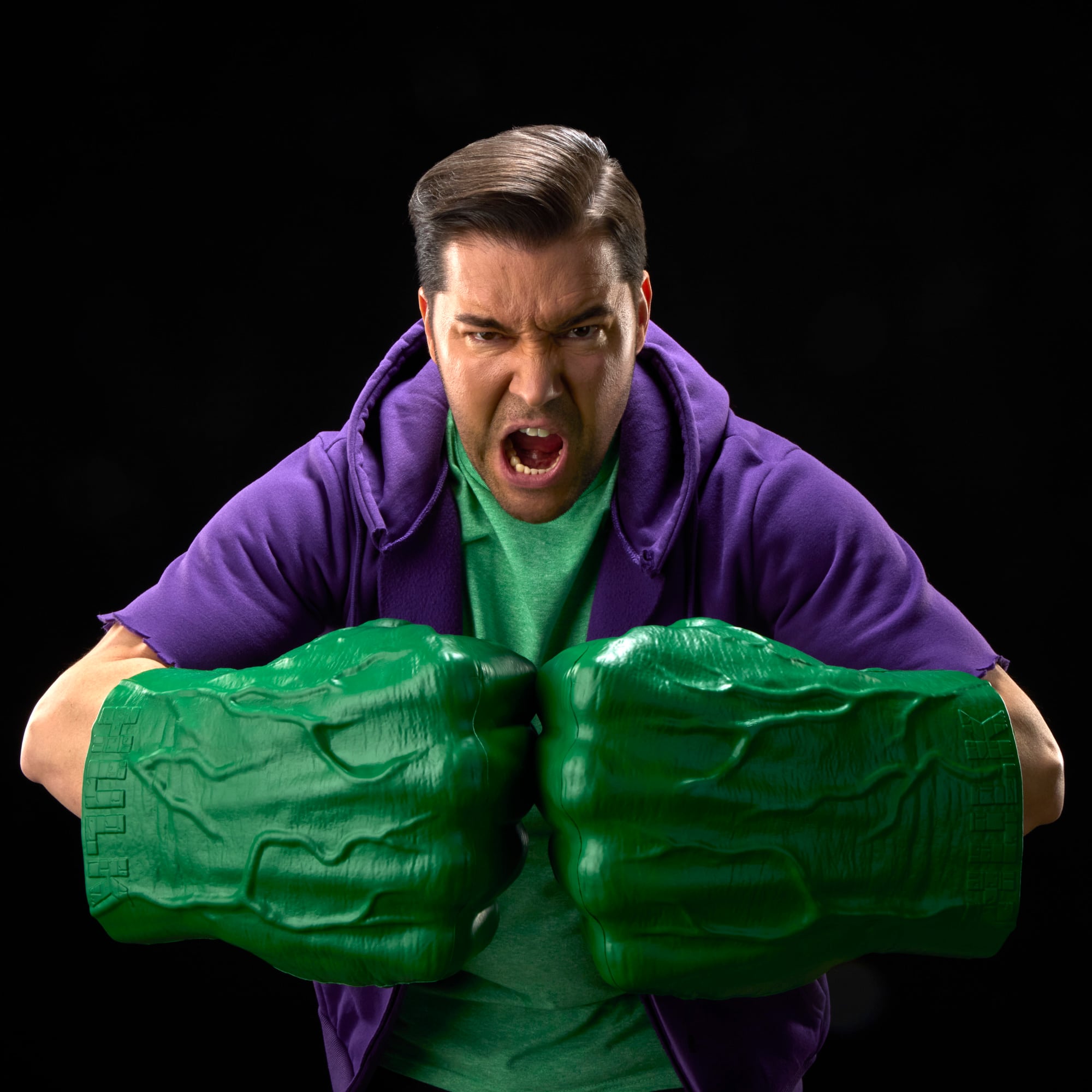 The Incredible Hulk Marvel Legends 1:1 Scale Electronic Hulk Hands Gallery Image 3