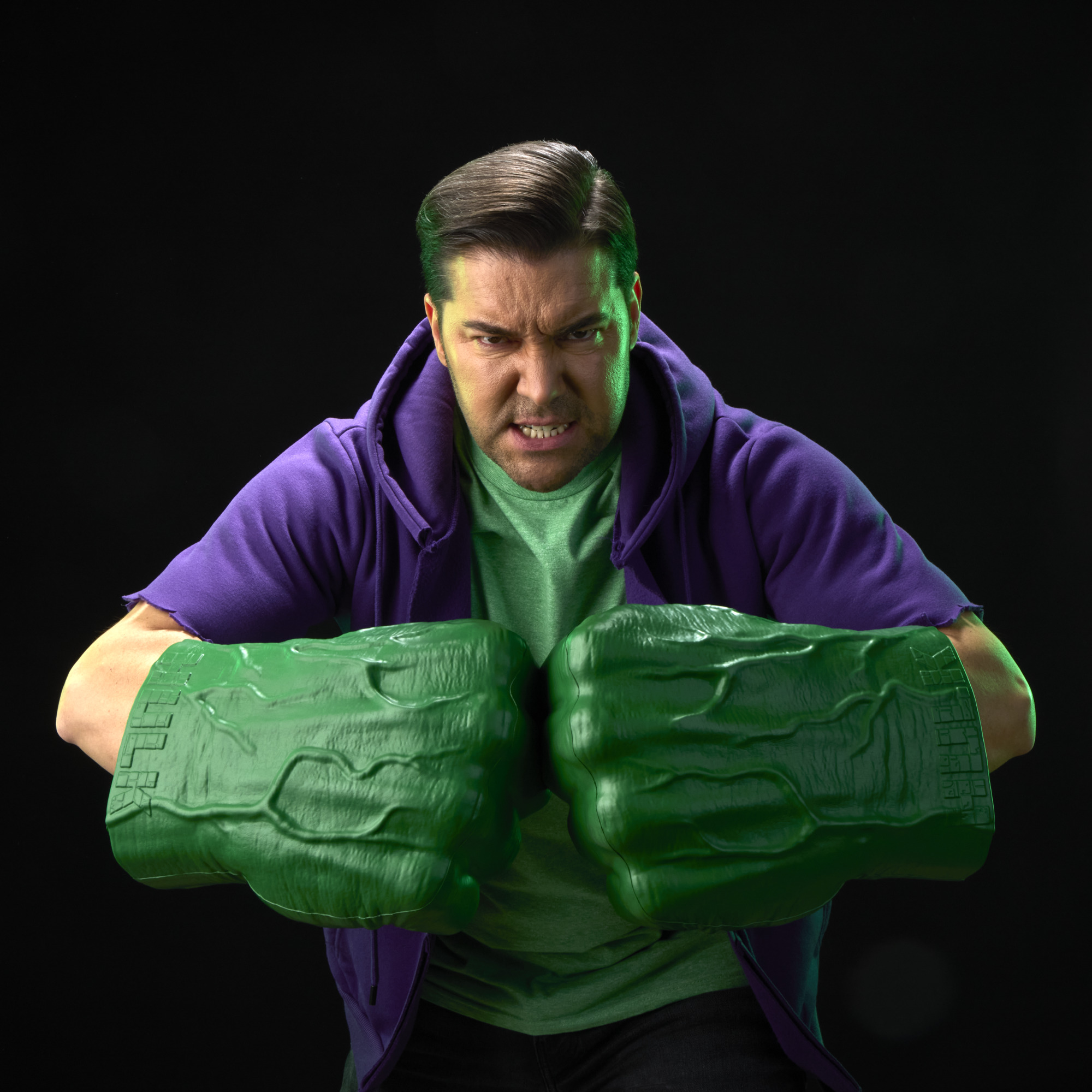 The Incredible Hulk Marvel Legends 1:1 Scale Electronic Hulk Hands Gallery Image 12