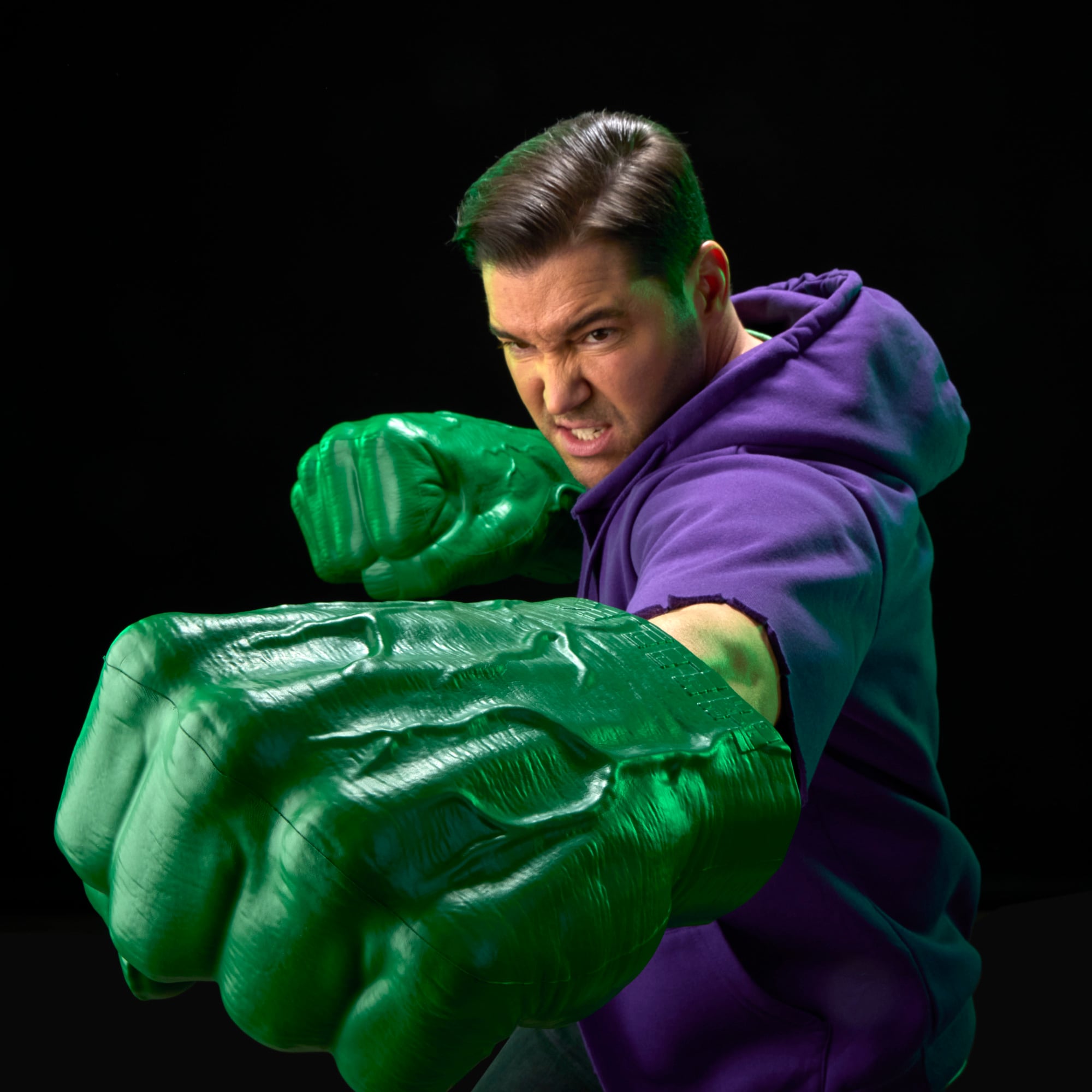 The Incredible Hulk Marvel Legends 1:1 Scale Electronic Hulk Hands Gallery Image 11