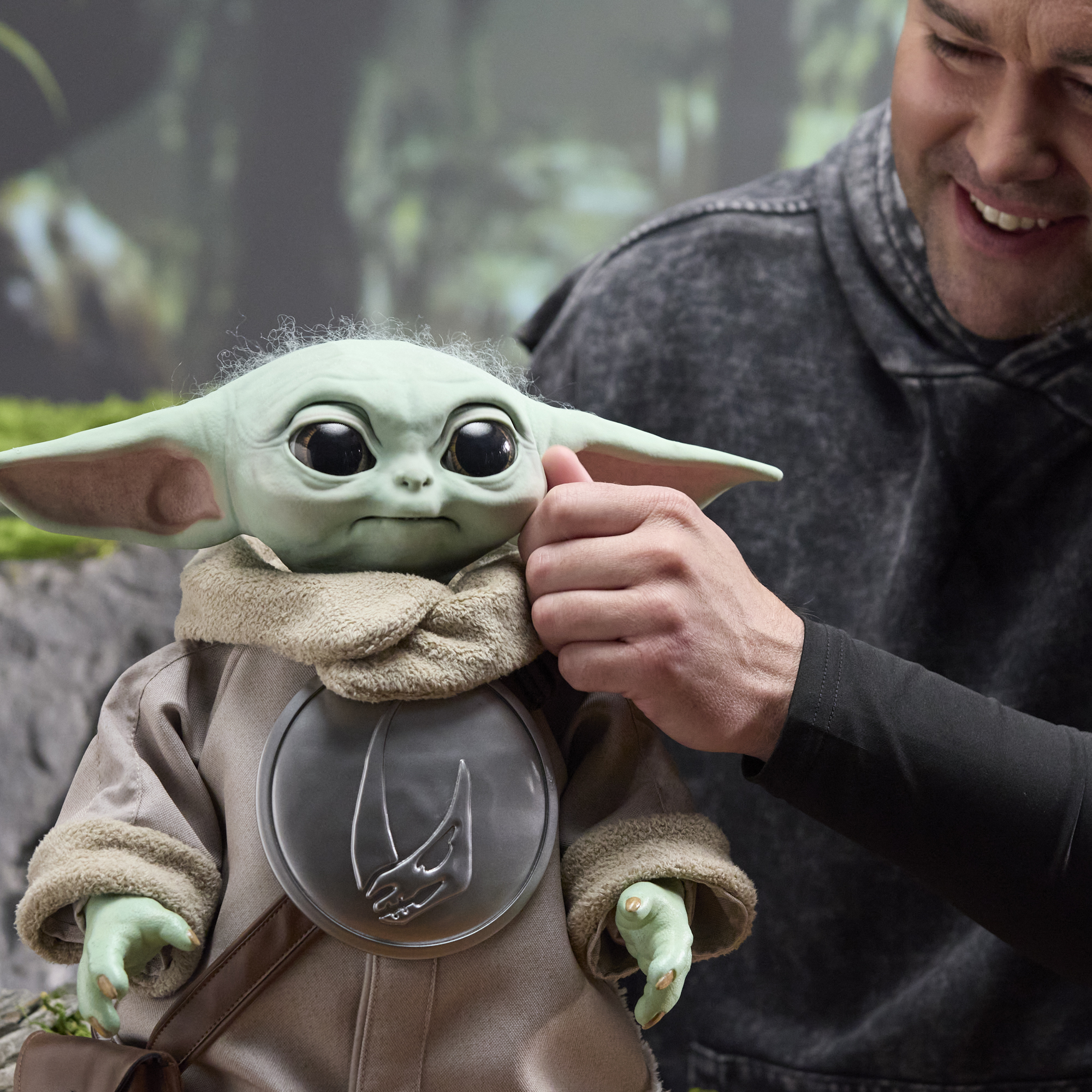 Star Wars: The Mandalorian and Grogu 1:1 Scale Electronic Ultimate Grogu (Launch Edition) Gallery Image 7