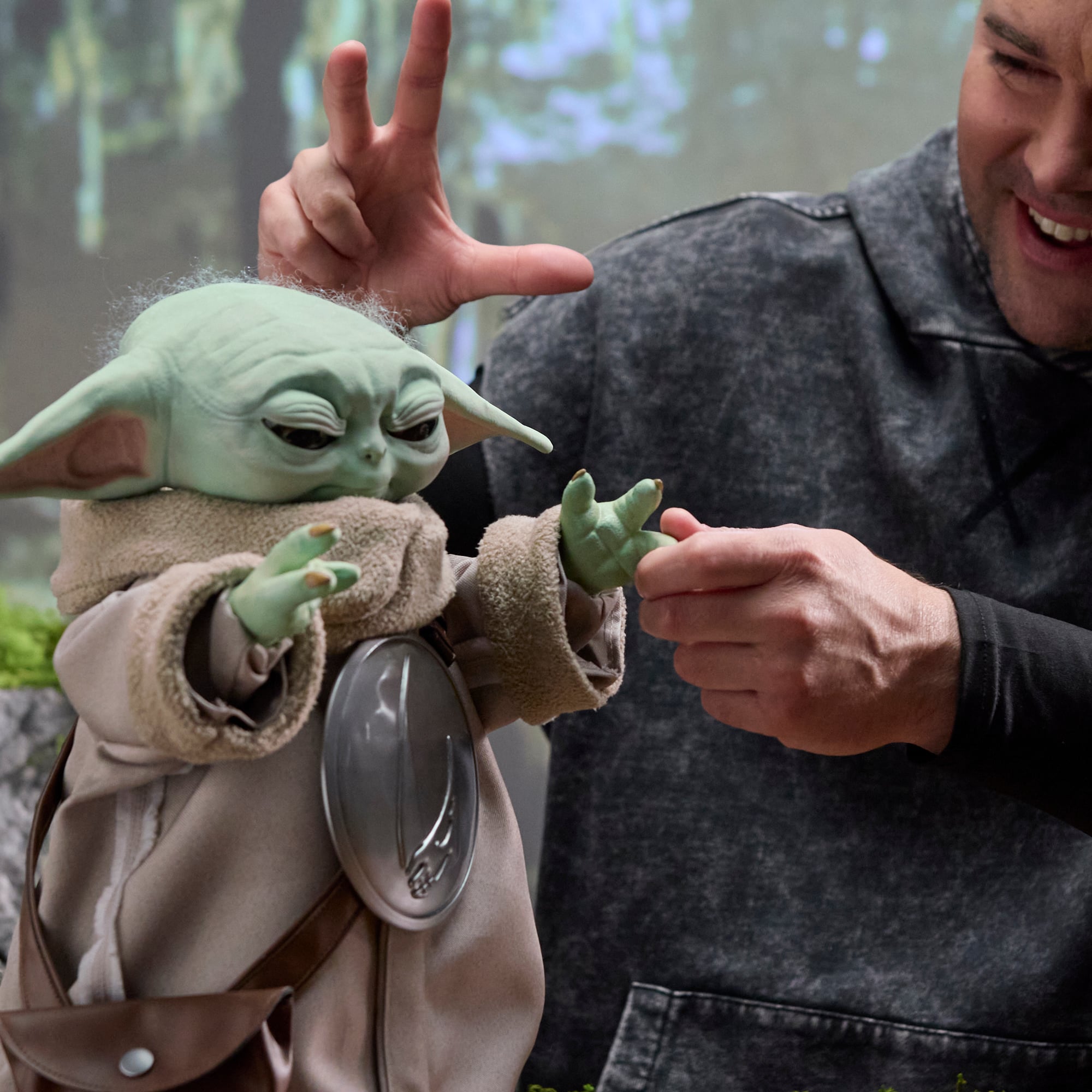 Star Wars: The Mandalorian and Grogu 1:1 Scale Electronic Ultimate Grogu (Ver.2) Gallery Image 9
