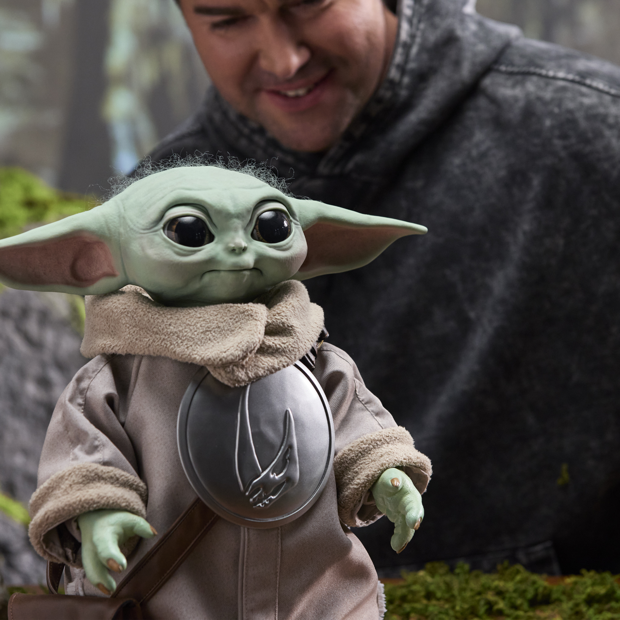 Star Wars: The Mandalorian and Grogu 1:1 Scale Electronic Ultimate Grogu (Ver.2) Gallery Image 5