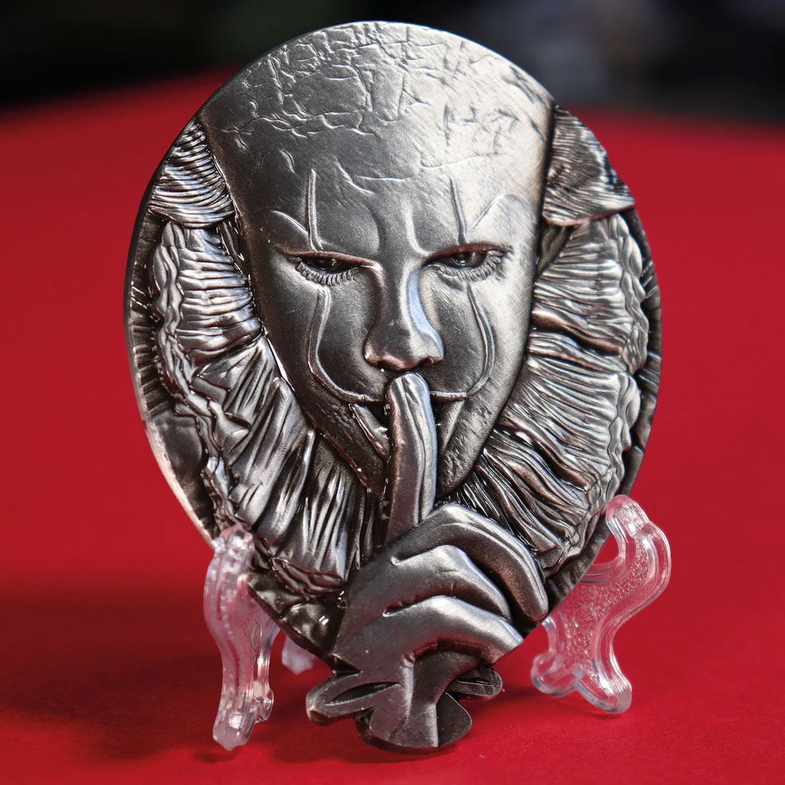 IT (2017) Pennywise Limited Edition Medallion Gallery Image 3