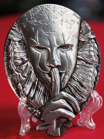 IT (2017) Pennywise Limited Edition Medallion Gallery Image 2