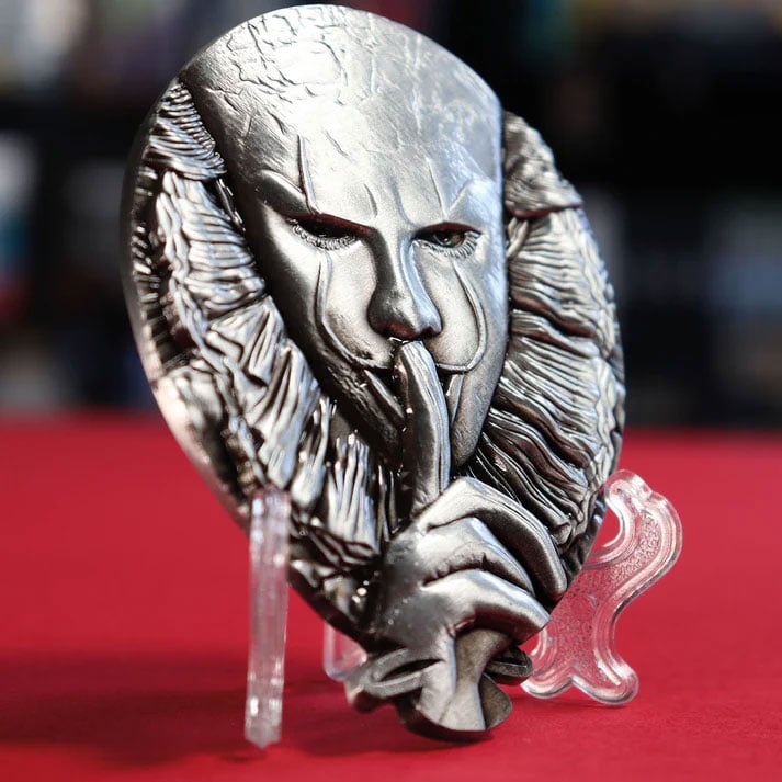 IT (2017) Pennywise Limited Edition Medallion Gallery Image 4