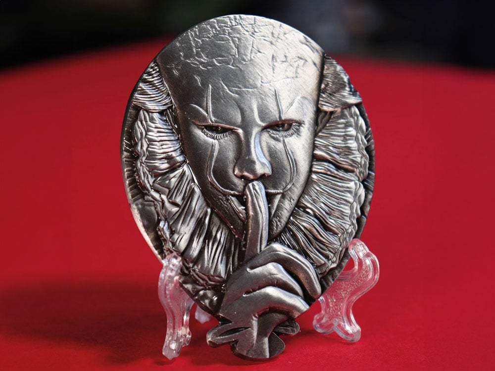 IT (2017) Pennywise Limited Edition Medallion Gallery Image 1