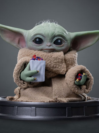 Star Wars: The Mandalorian & Grogu Legacy Replica Grogu Popcorn Time 1/4 Scale Statue Gallery Image 2