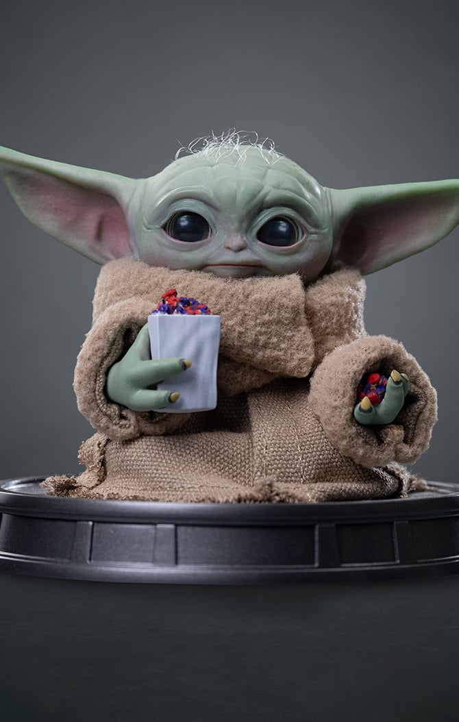 Star Wars: The Mandalorian & Grogu Legacy Replica Grogu Popcorn Time 1/4 Scale Statue Gallery Image 4