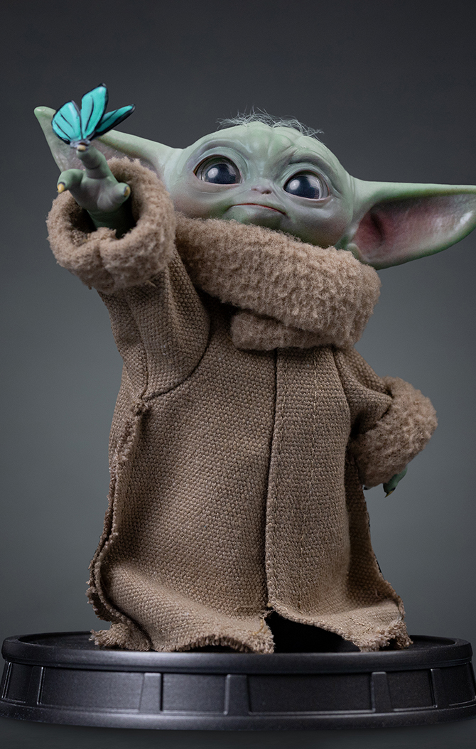 Star Wars: The Mandalorian & Grogu Legacy Replica Grogu Butterfly Wonder 1/4 Scale Statue Gallery Image 4