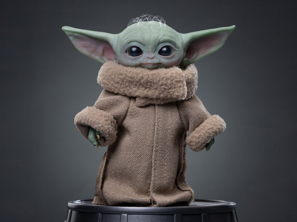 Star Wars: The Mandalorian & Grogu Legacy Replica Grogu Always Curious 1/4 Scale Statue Gallery Image 1