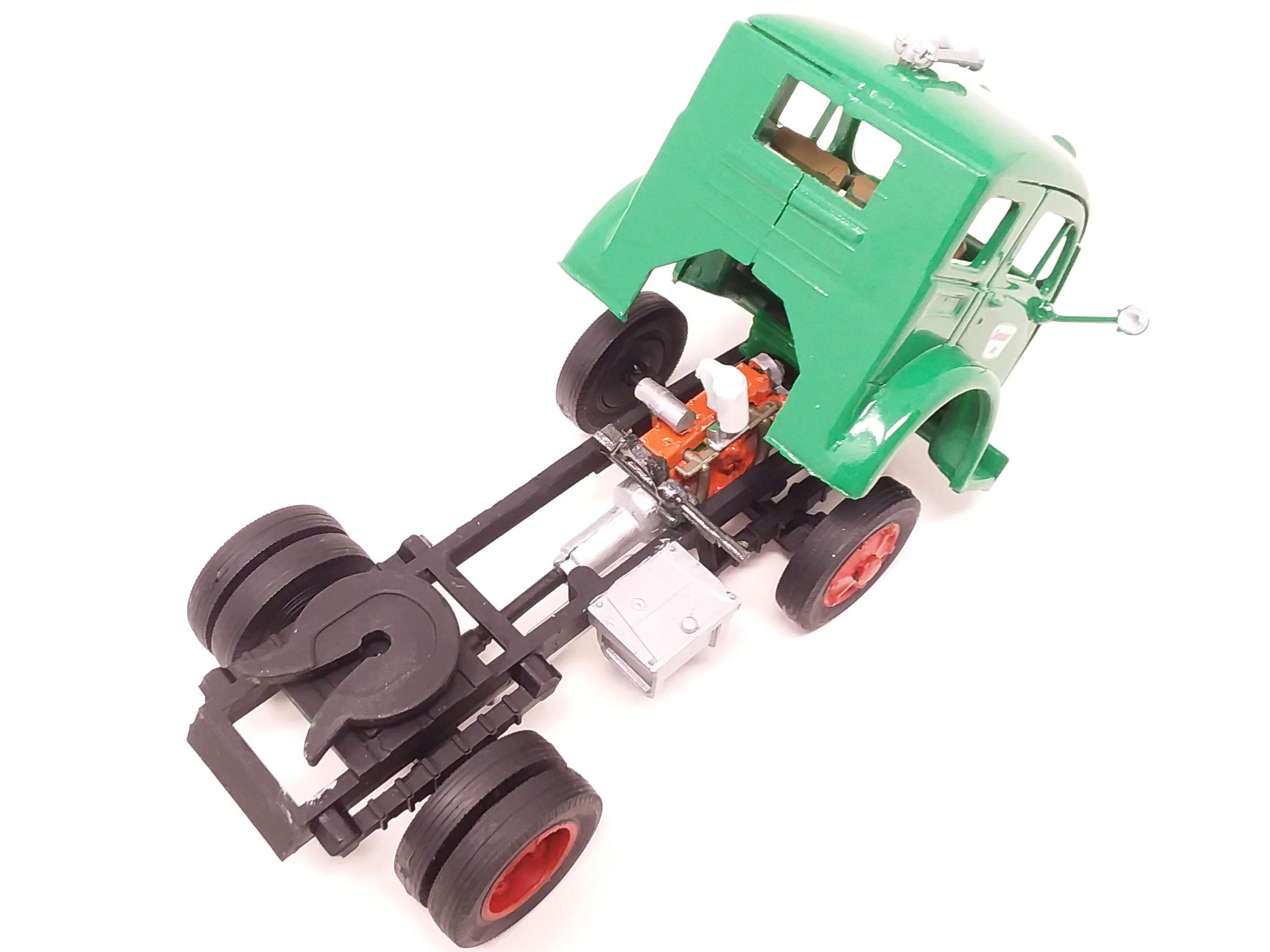Sinclair Vintage White-Fruehauf Dino Gasoline Truck 1/48 Scale Model Kit Gallery Image 5
