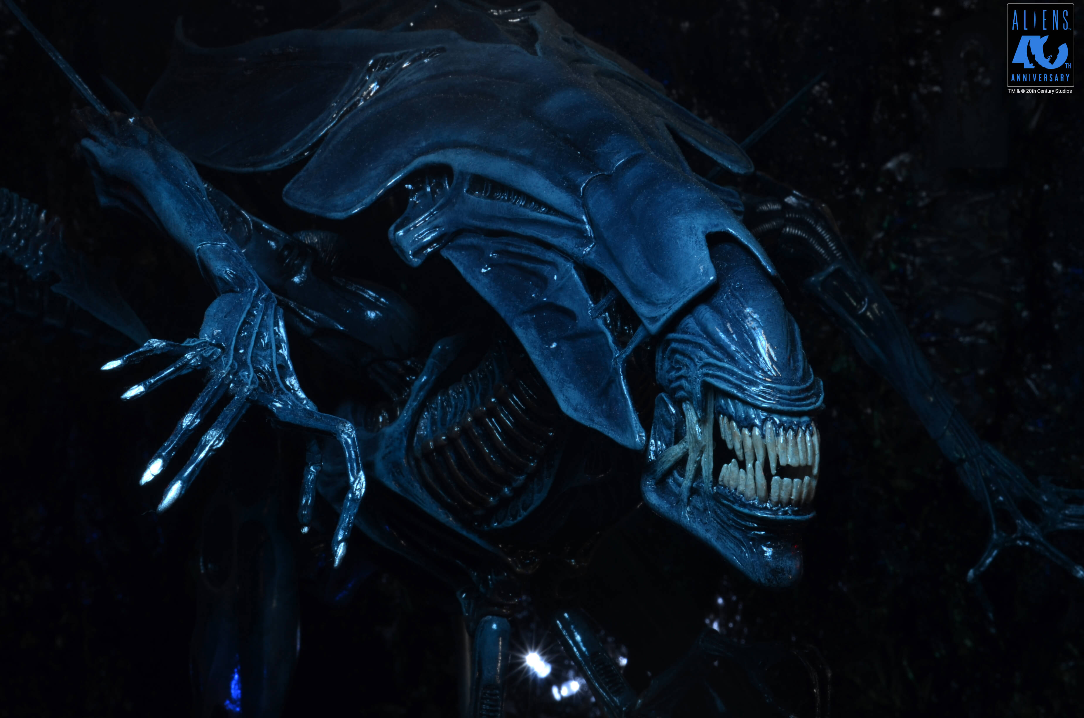 Aliens 40th Anniversary Alien Queen Deluxe Action Figure Gallery Image 3