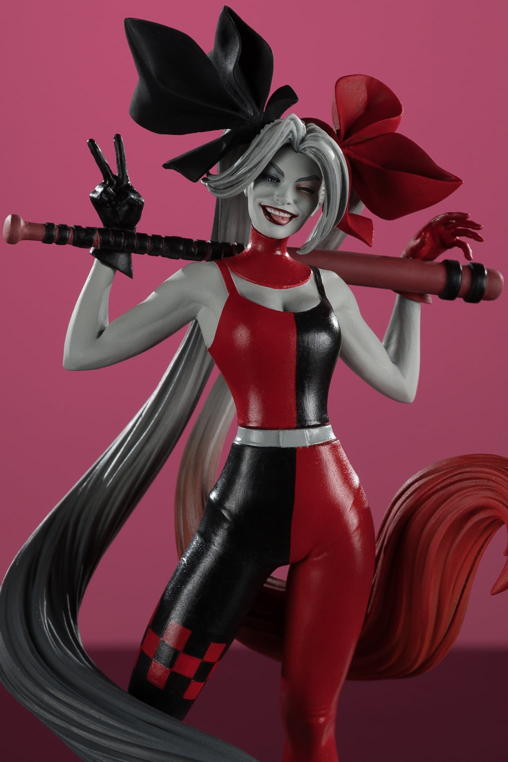 DC Comics Harley Quinn: Red White & Black Harley Quinn 1/10 Scale