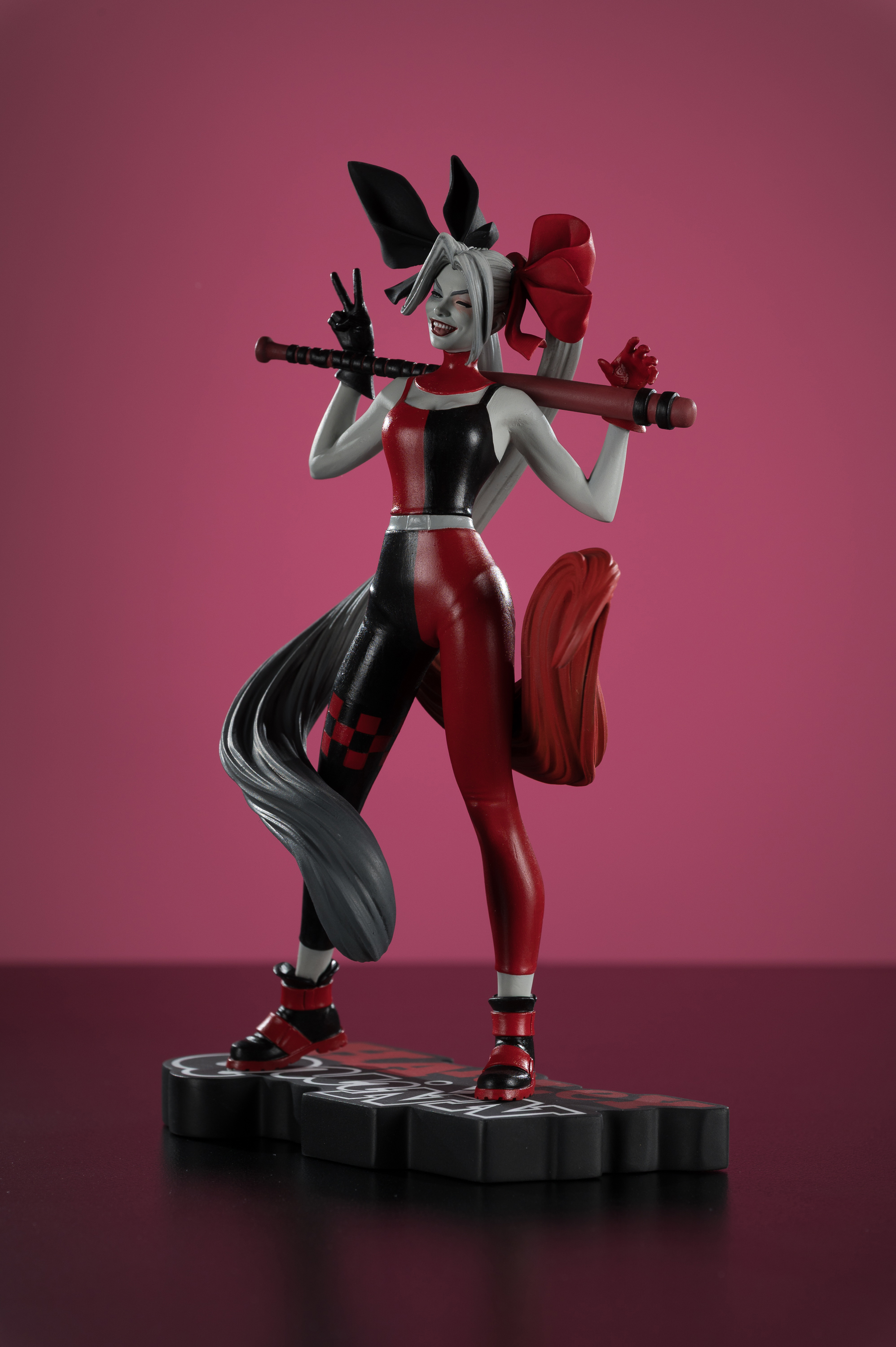 DC Comics Harley Quinn: Red White & Black Harley Quinn 1/10 Scale DC Comics Harley Quinn: Red White & Black Harley Quinn 1/10 Scale