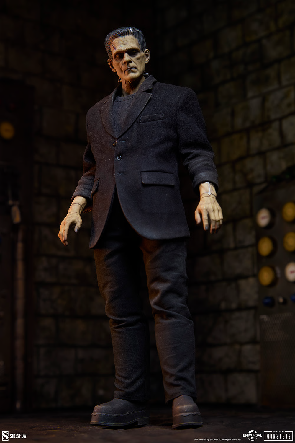 Universal Monsters Frankenstein's Monster 1/6 Scale Figure Gallery Image 4