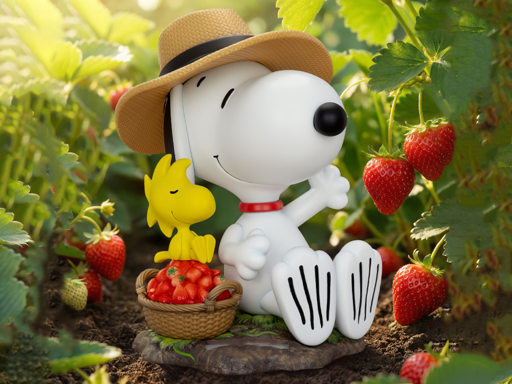 Peanuts Master Craft MC-113 Strawberry Snoopy Limited Edition Statue