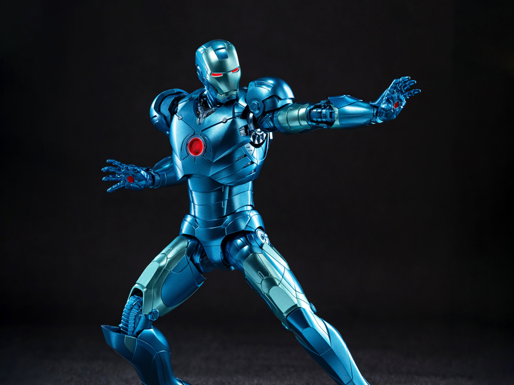 Marvel: The Infinity Saga DLX Iron Man Mark 3 (Stealth Edition) 1