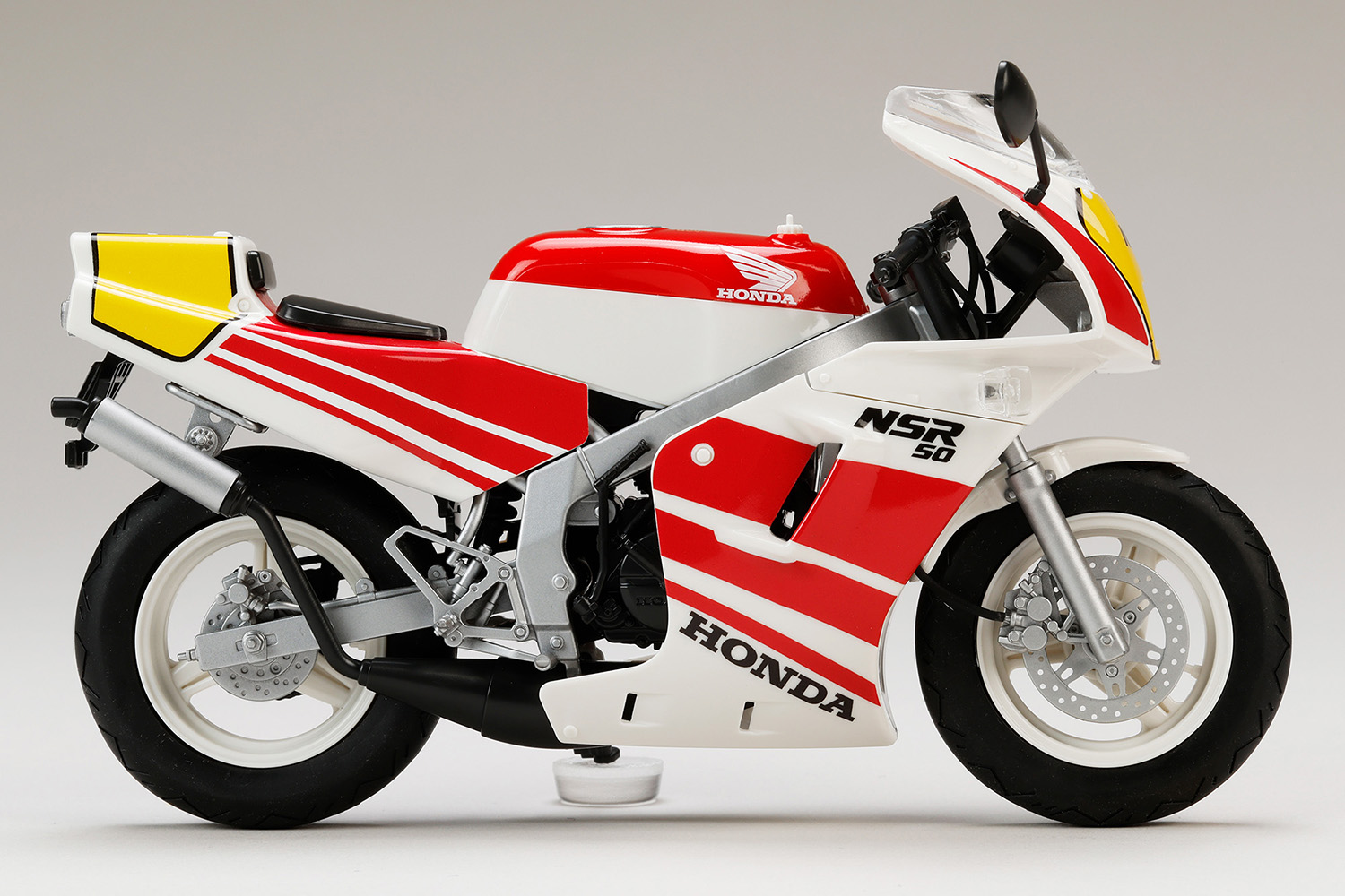 Honda NSR50 '89 Ross White x Fighting Red 1/12 Scale Model Kit