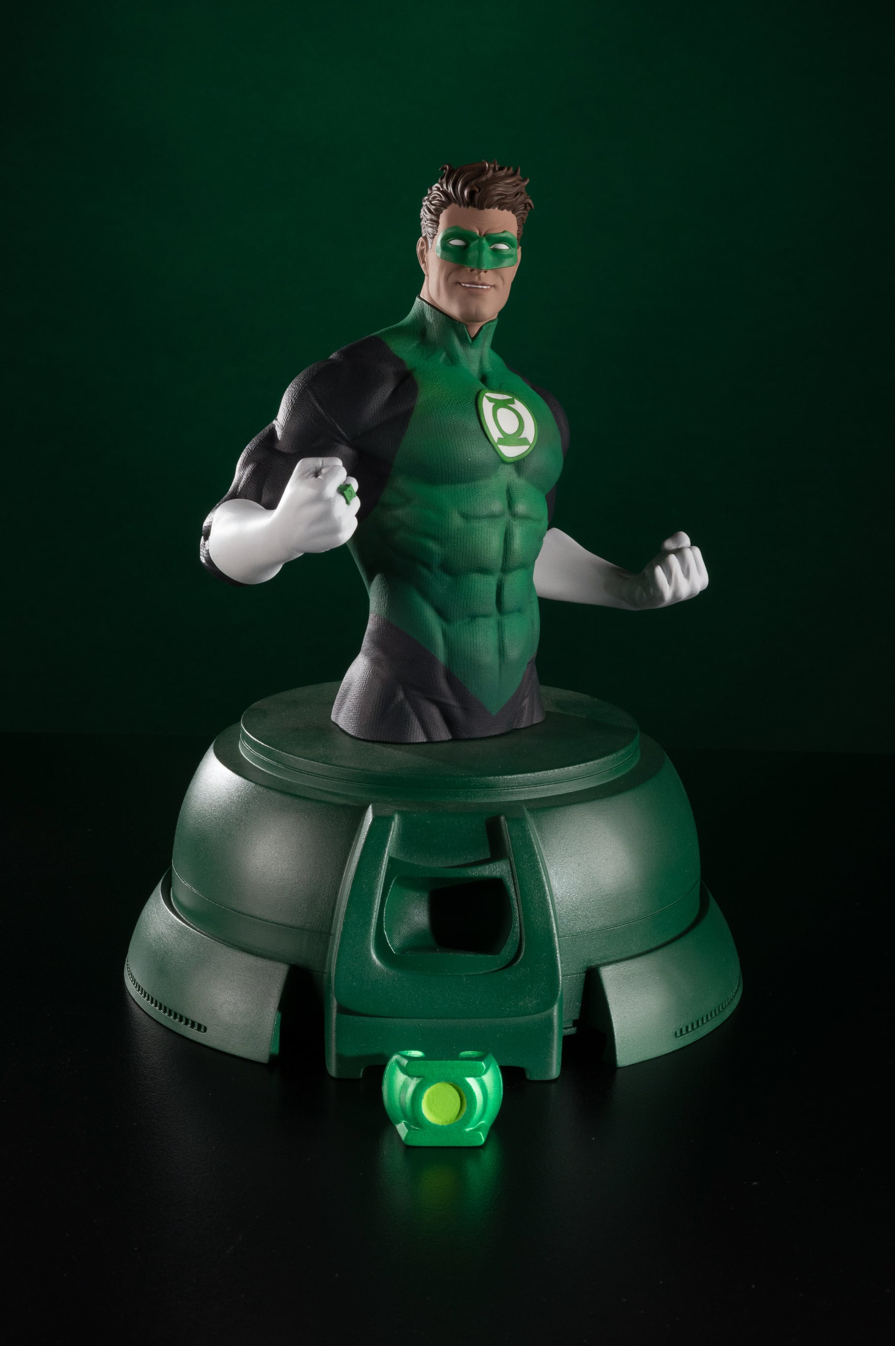 DC Comics Green Lantern (Hal Jordan) Limited Edition Bust with Power Ring 1/1 Scale Replica Gallery Image 3
