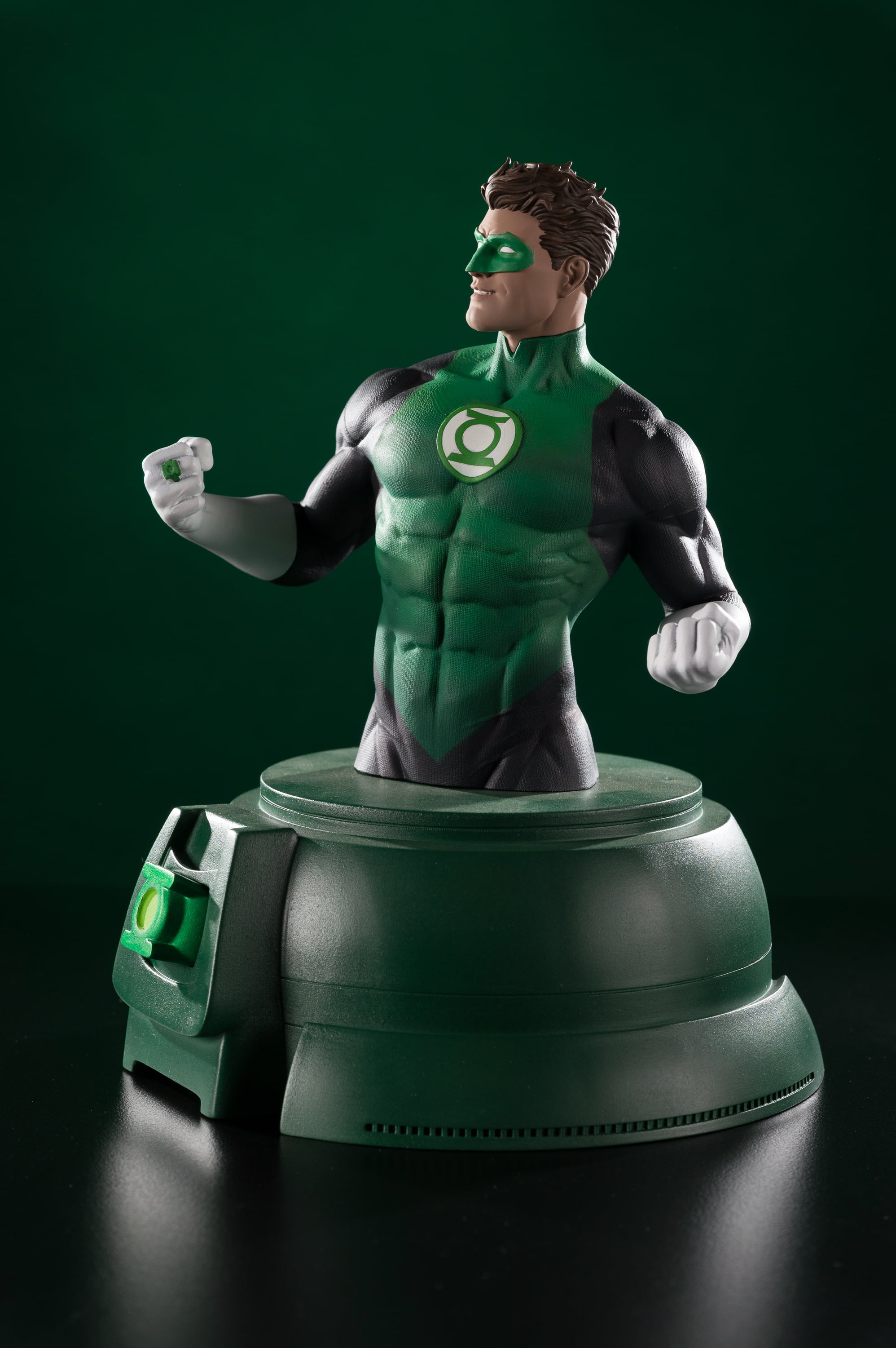 DC Comics Green Lantern (Hal Jordan) Limited Edition Bust with Power Ring 1/1 Scale Replica Gallery Image 7