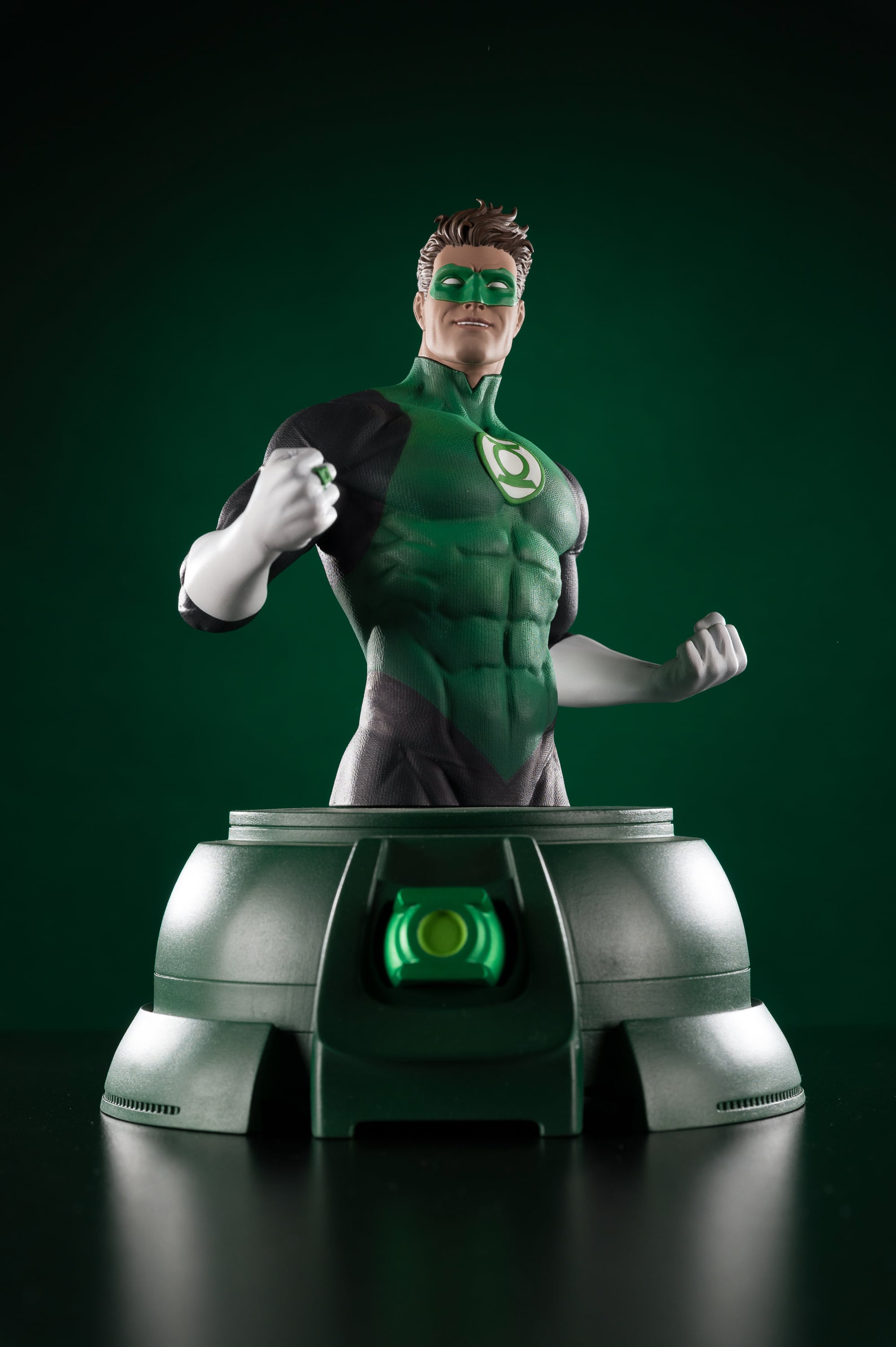DC Comics Green Lantern (Hal Jordan) Limited Edition Bust with Power Ring 1/1 Scale Replica Gallery Image 5