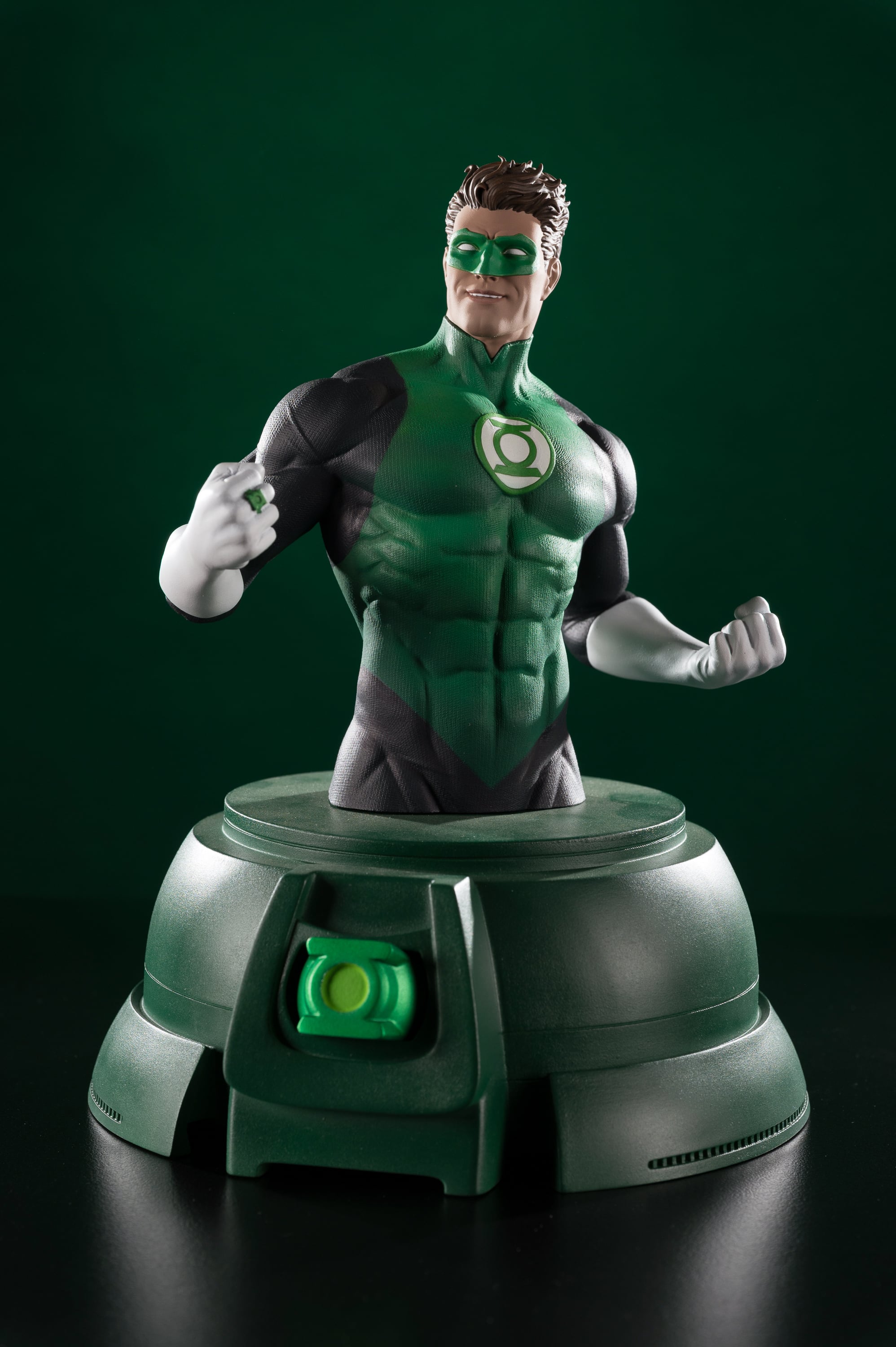 DC Comics Green Lantern (Hal Jordan) Limited Edition Bust with Power Ring 1/1 Scale Replica Gallery Image 6
