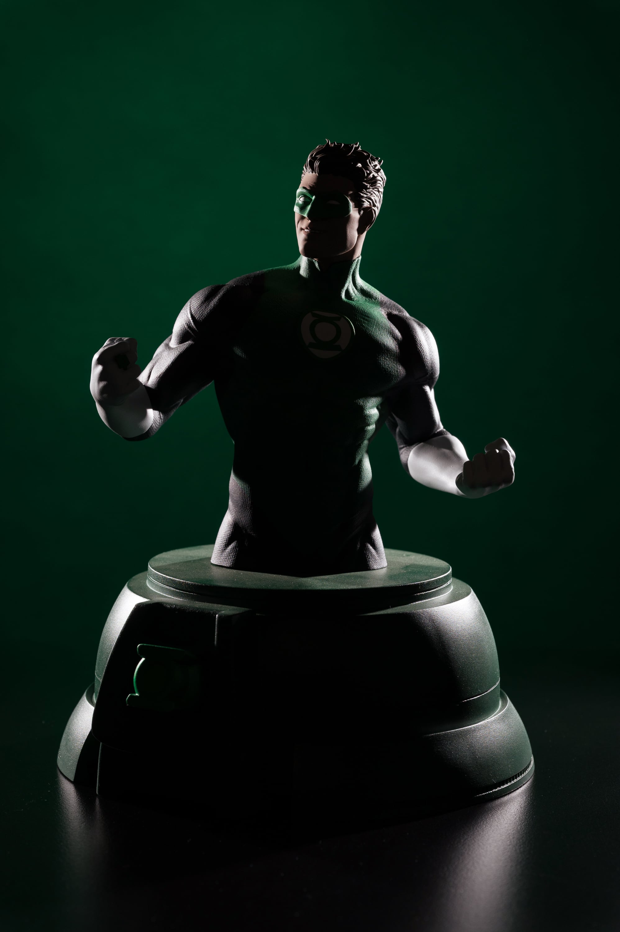 DC Comics Green Lantern (Hal Jordan) Limited Edition Bust with Power Ring 1/1 Scale Replica Gallery Image 9