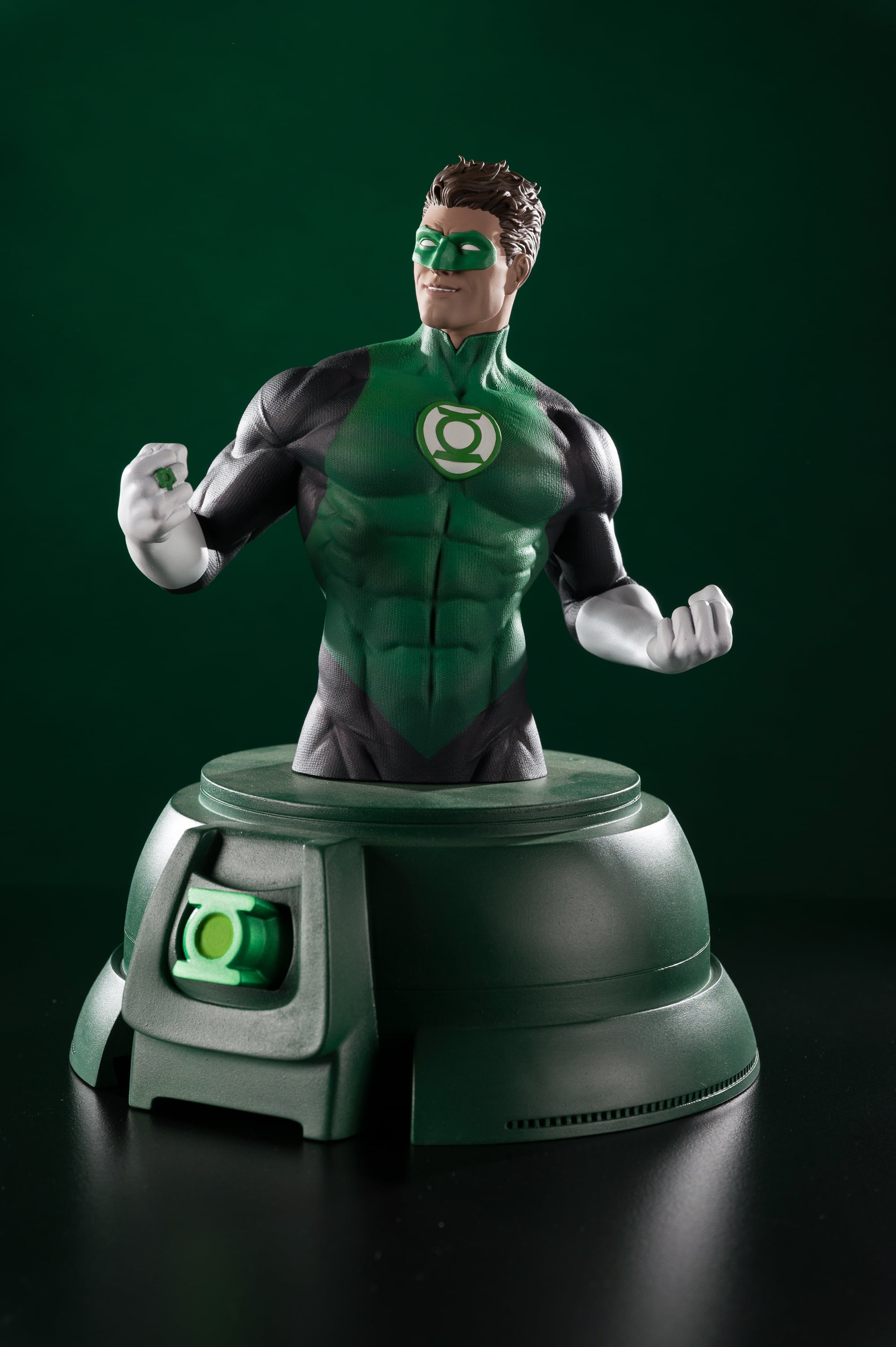 DC Comics Green Lantern (Hal Jordan) Limited Edition Bust with Power Ring 1/1 Scale Replica Gallery Image 10