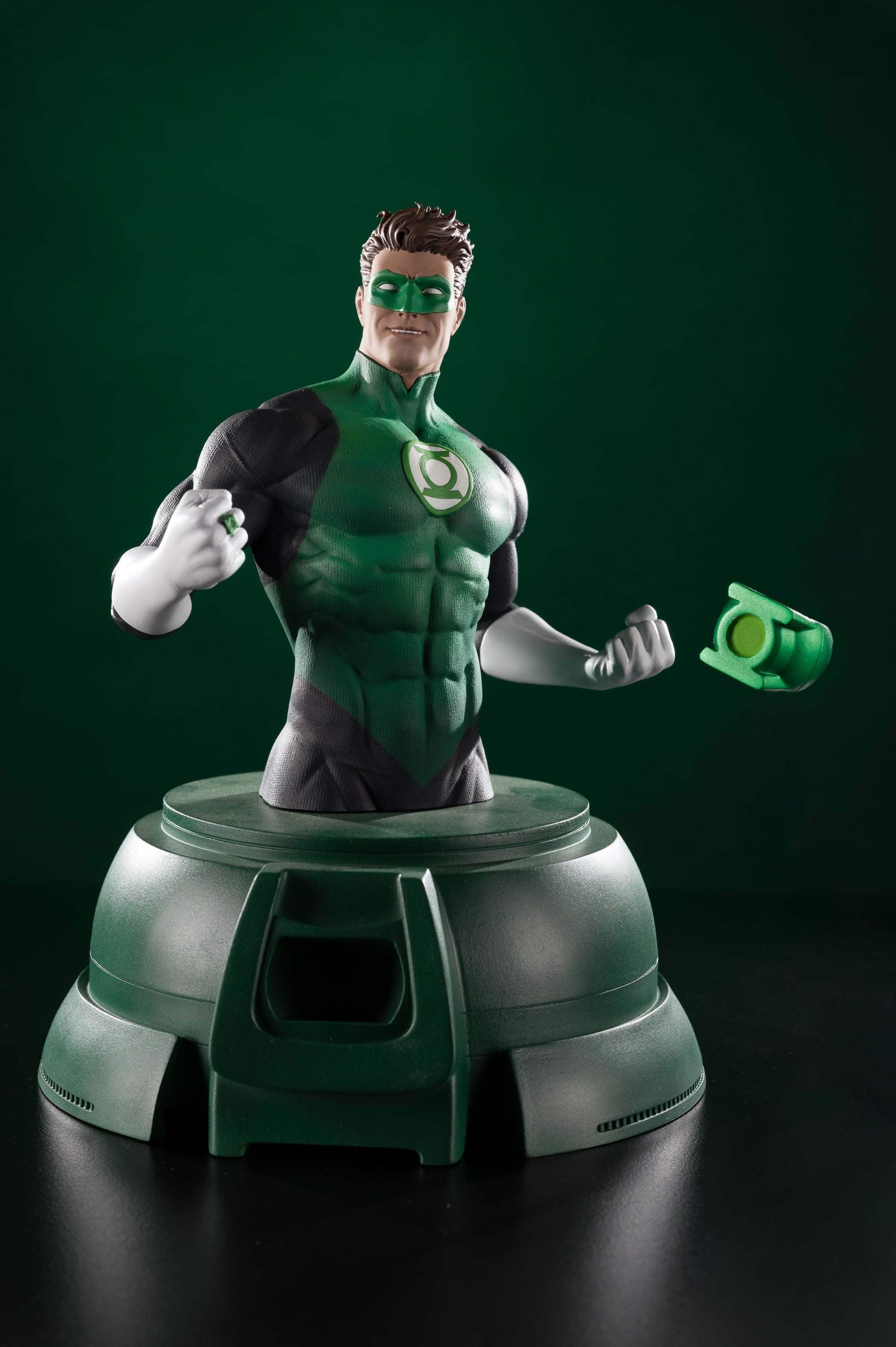 DC Comics Green Lantern (Hal Jordan) Limited Edition Bust with Power Ring 1/1 Scale Replica Gallery Image 4