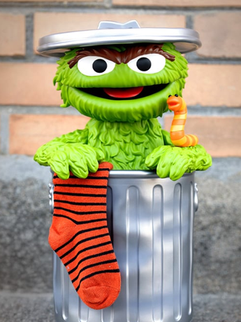 Sesame Street Supersize Oscar the Grouch Limited Edition Vinyl Figure Gallery Image 2