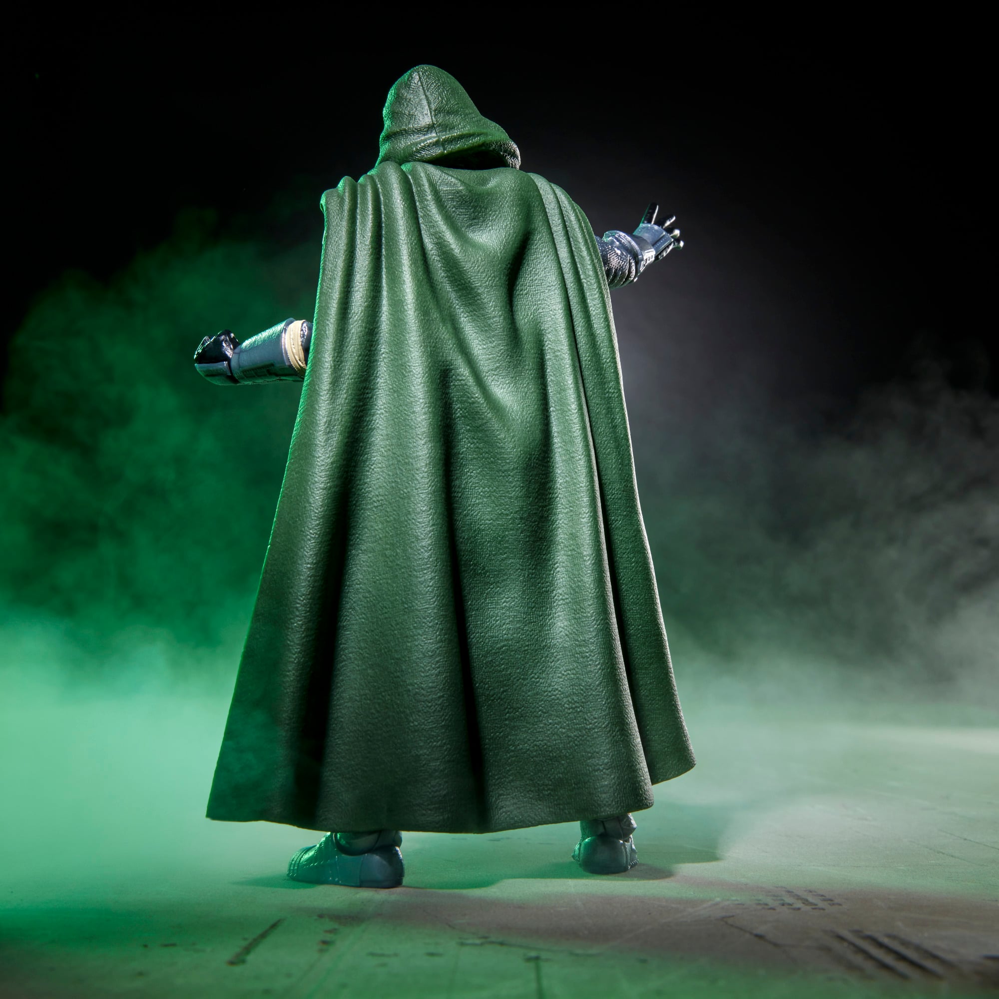 Avengers: Doomsday Marvel Legends Doctor Doom Action Figure Gallery Image 5