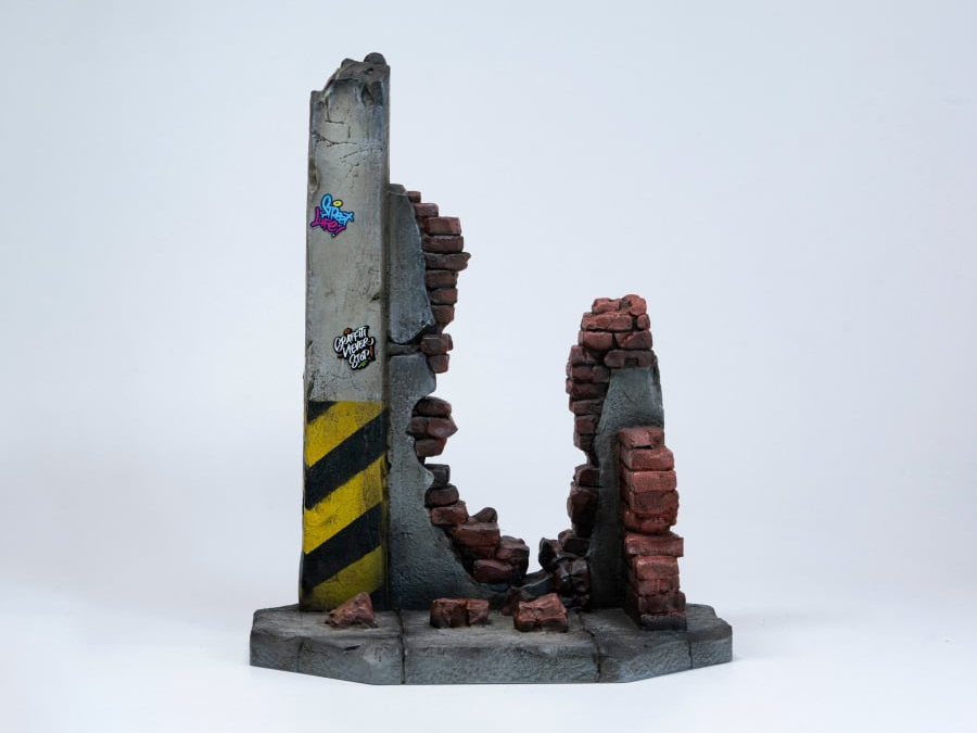 Ruined Walls Along the Street 1/12 Scale Diorama Gallery Image 1