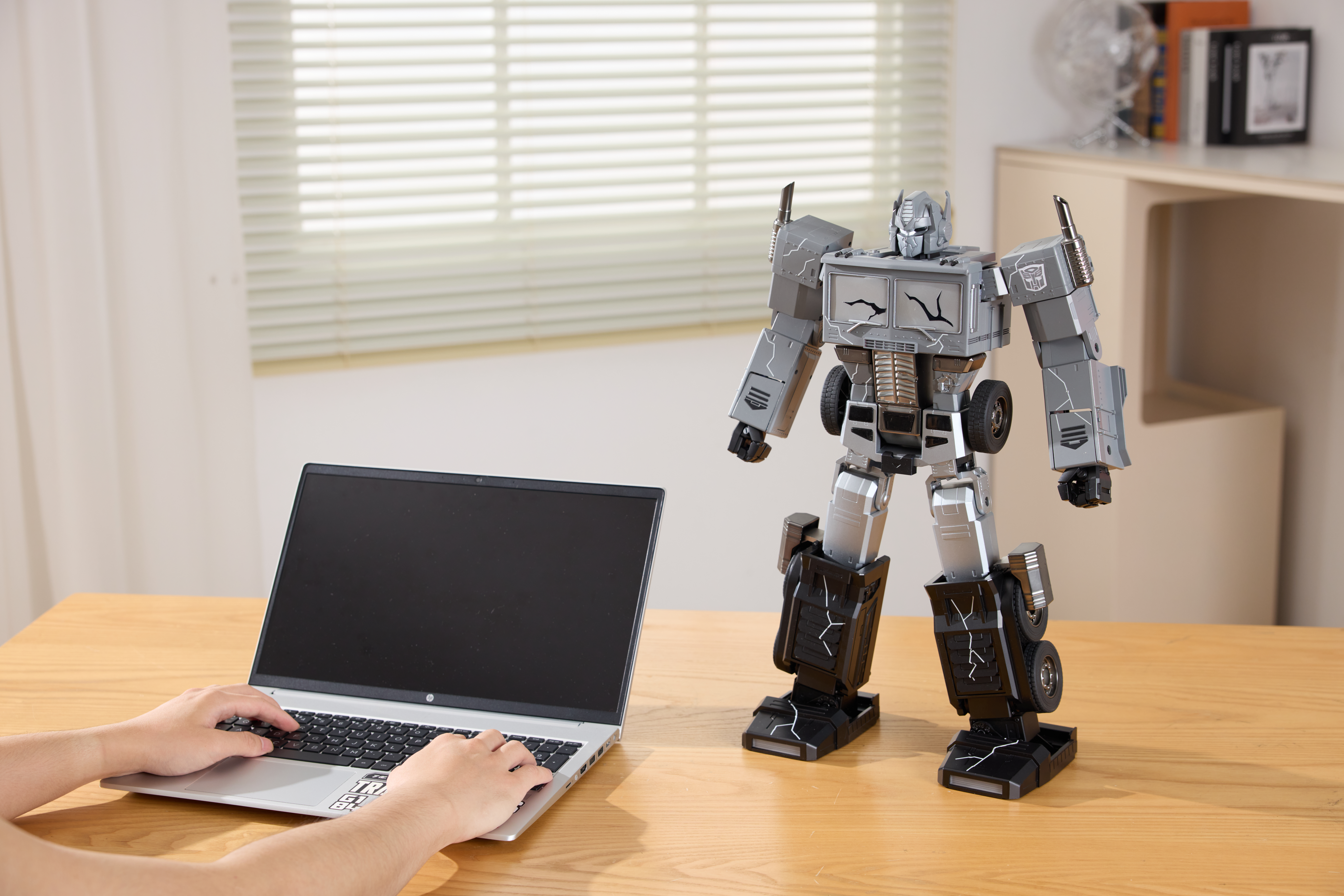 Transformers: The Movie 40th Anniversary Flagship Series Optimus Prime (Fallen Leader) Limited Edition Robot Gallery Image 14