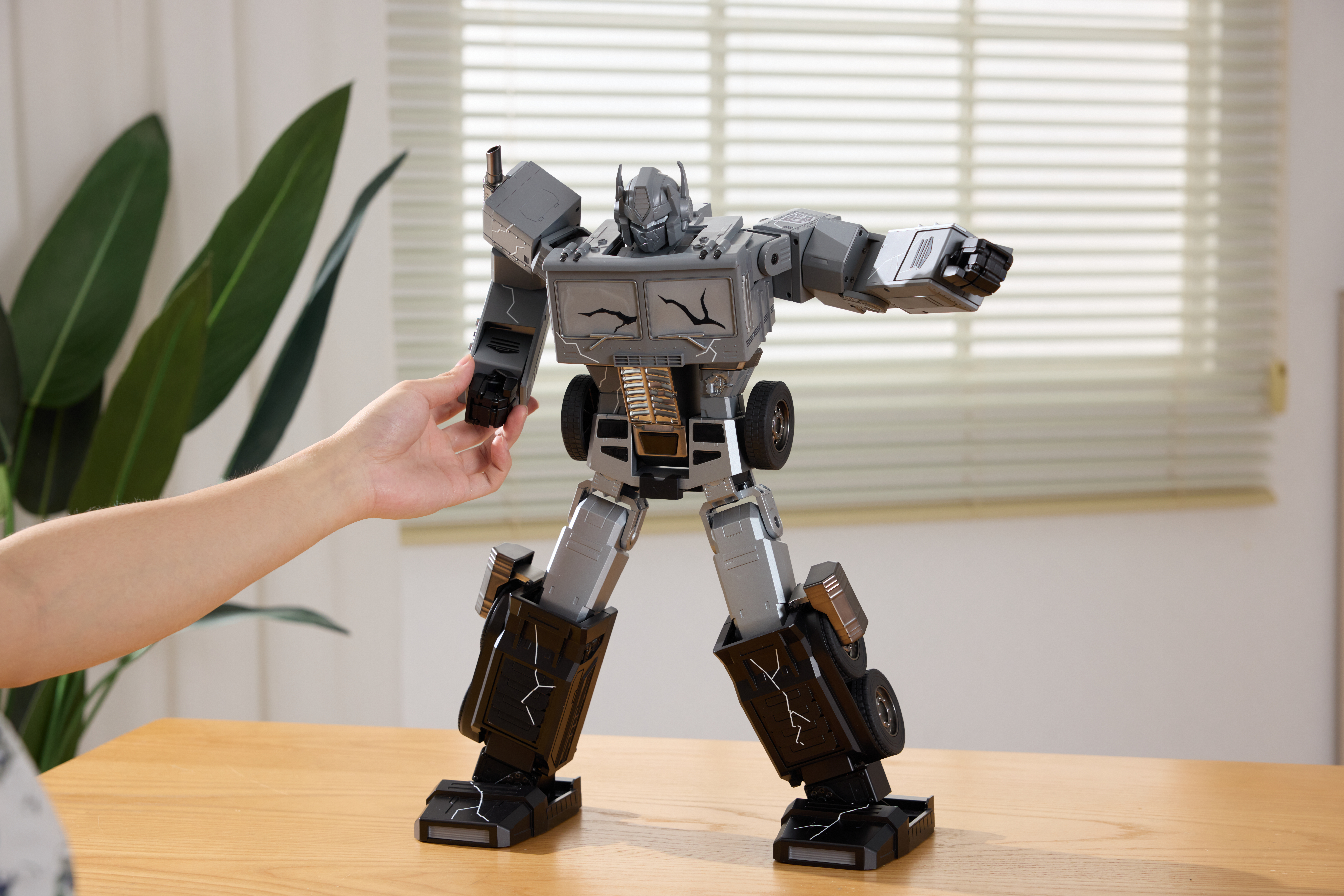 Transformers: The Movie 40th Anniversary Flagship Series Optimus Prime (Fallen Leader) Limited Edition Robot Gallery Image 18