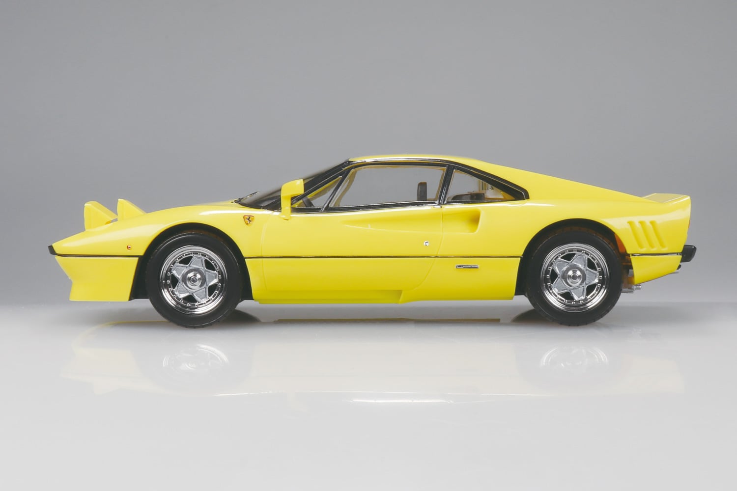 Aoshima Snap Kit No.28-YW Ferrari GTO (Yellow) 1/32 Scale Model Kit