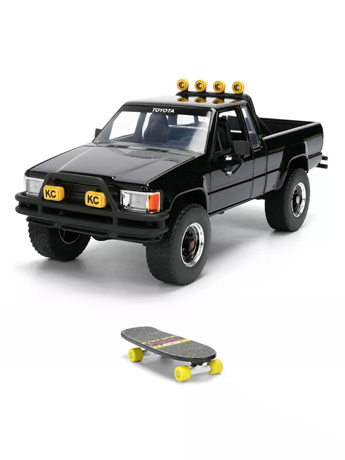 Back to the Future Hollywood Rides '85 Toyota SR5 Pickup 1/24 Scale Model with Marty's Skateboard