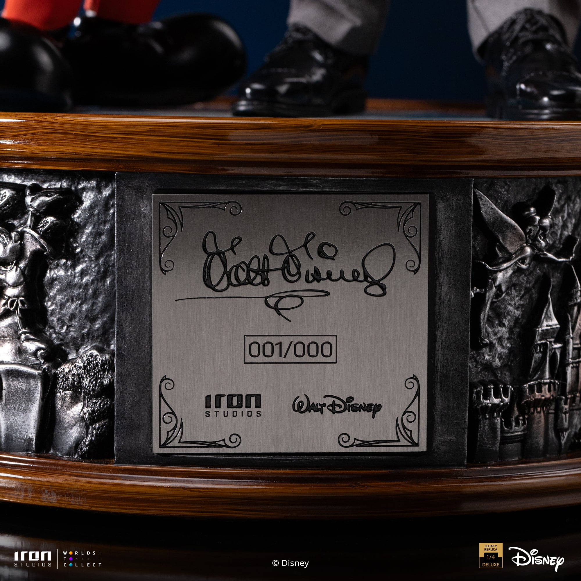 Disney Classics Walt Disney & Mickey Mouse Legacy Replica 1/4 Scale Statue Gallery Image 10