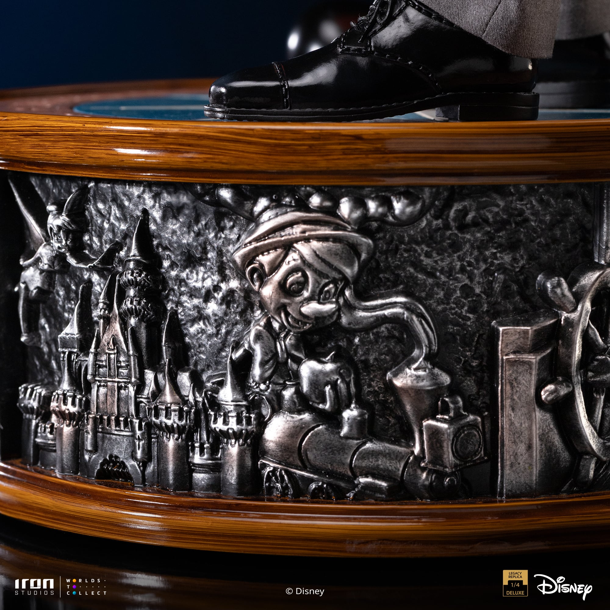 Disney Classics Walt Disney & Mickey Mouse Legacy Replica 1/4 Scale Statue Gallery Image 17
