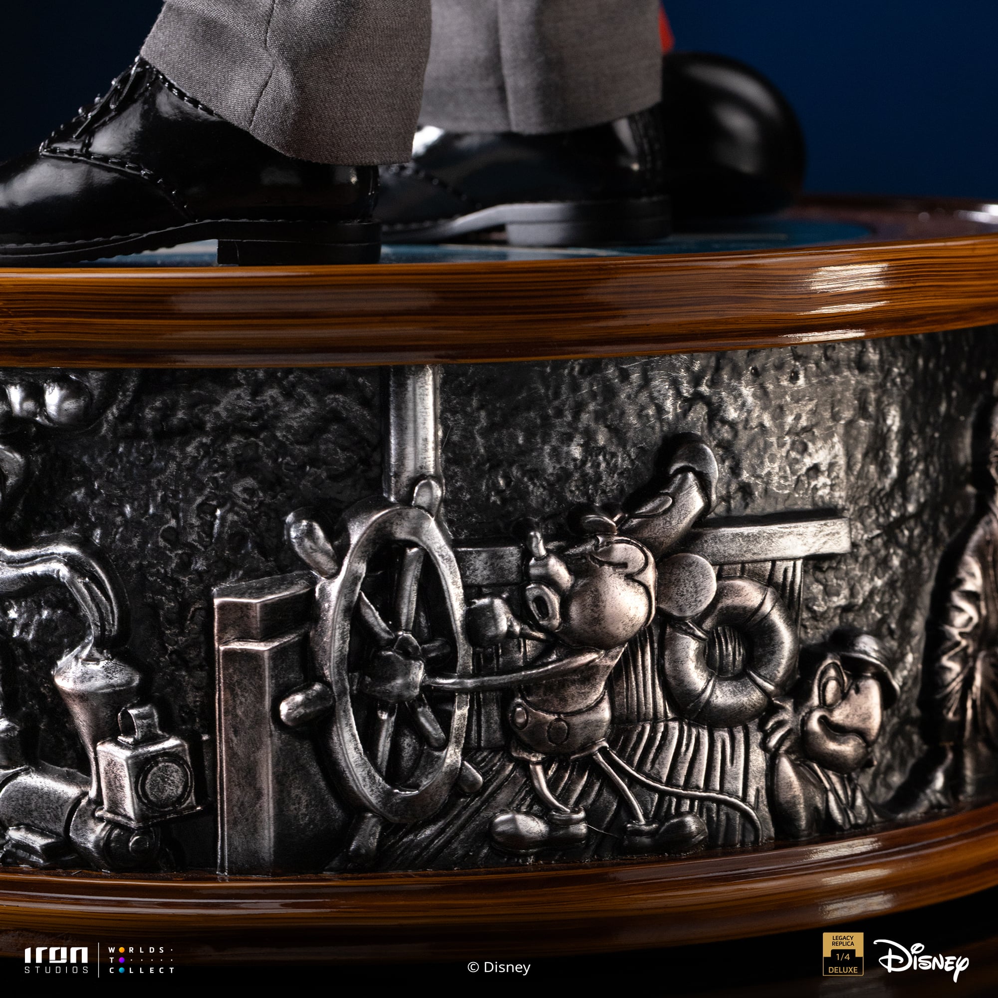Disney Classics Walt Disney & Mickey Mouse Legacy Replica 1/4 Scale Statue Gallery Image 18