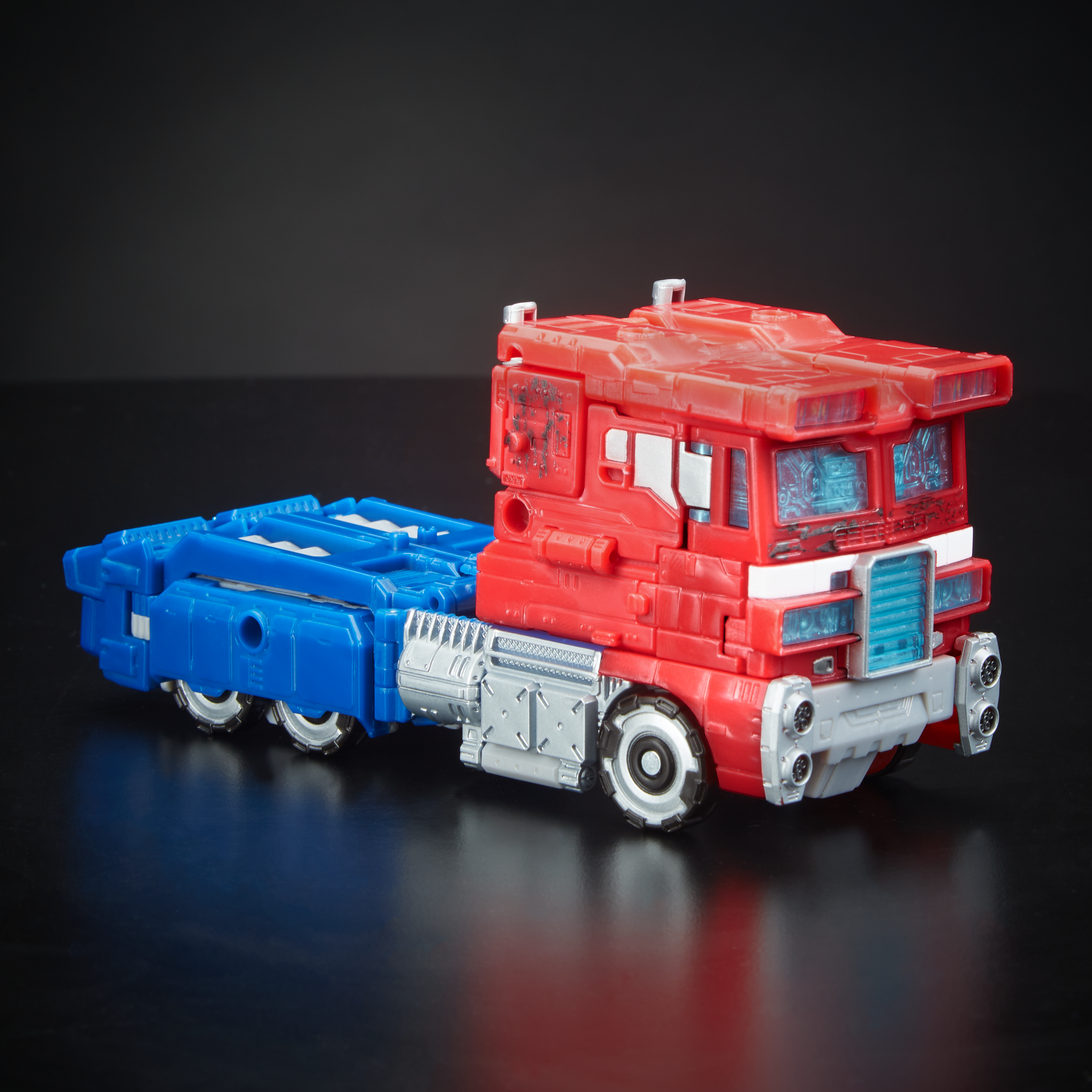 Transformers War for Cybertron: Siege Voyager Class Optimus Prime Action Figure Gallery Image 7