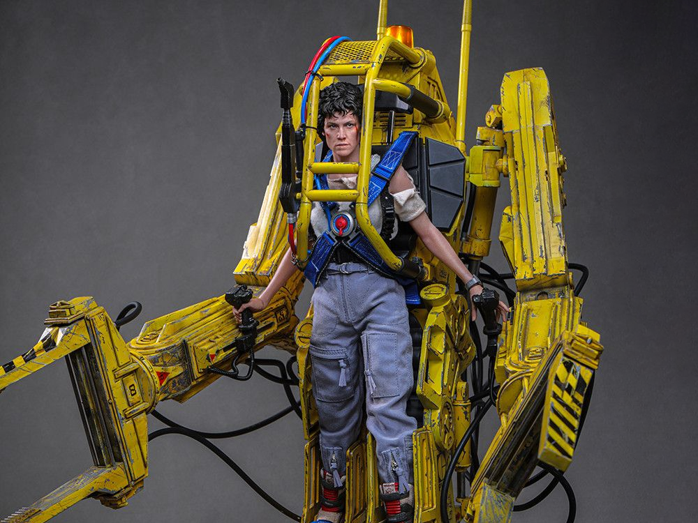 Aliens MMS923 Ellen Ripley & Power Loader 1/6th Scale Collectible Figure and Vehicle Accessory Gallery Image 1