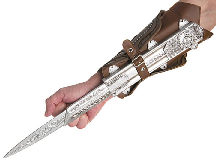 Assassin's Creed Costume Prop - Ezio's Bladed Gauntlet Gallery Image 1