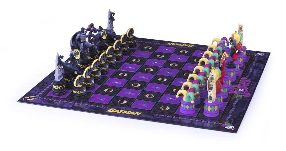 Batman Chess Set Dark Knight Vs. Joker Gallery Image 3