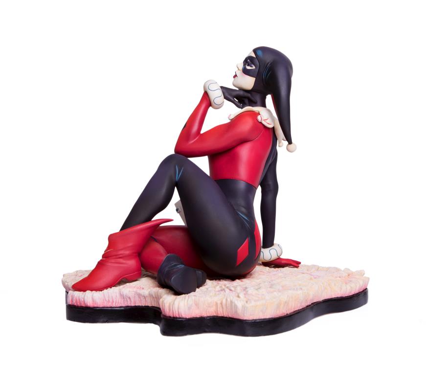 Harley Quinn "Waiting for My J Man" Statue Gallery Image 6