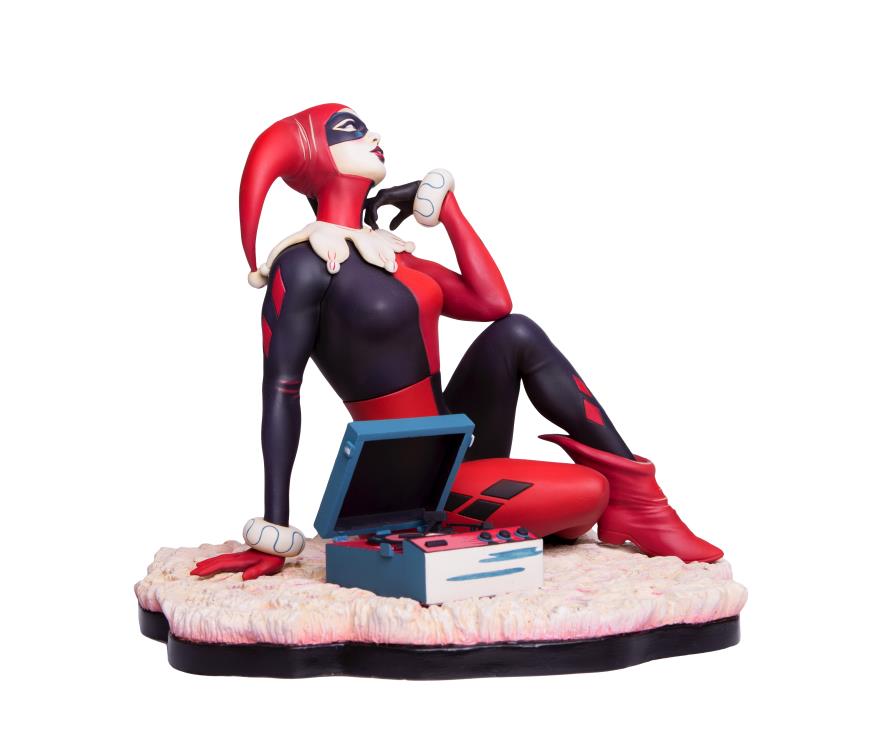 Harley Quinn "Waiting for My J Man" Statue Gallery Image 4