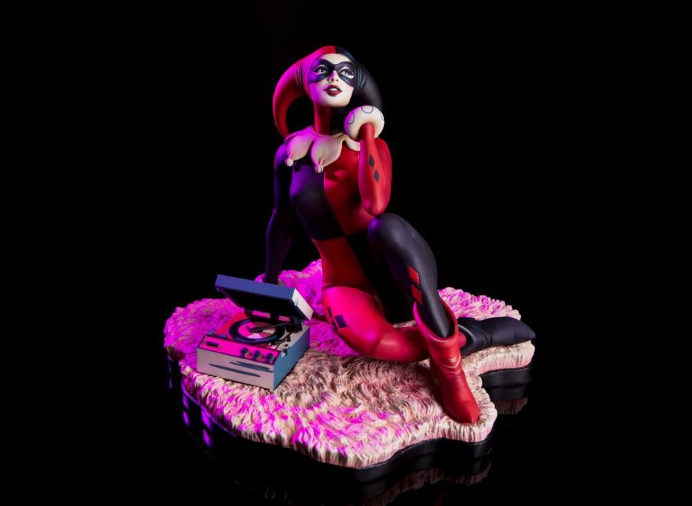 Harley Quinn "Waiting for My J Man" Statue Gallery Image 9