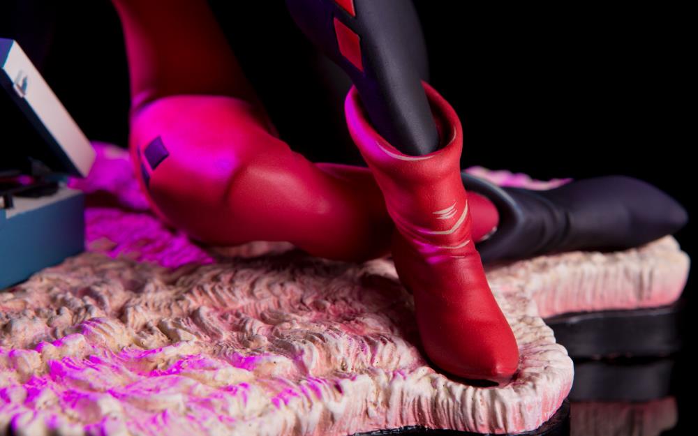 Harley Quinn "Waiting for My J Man" Statue Gallery Image 7